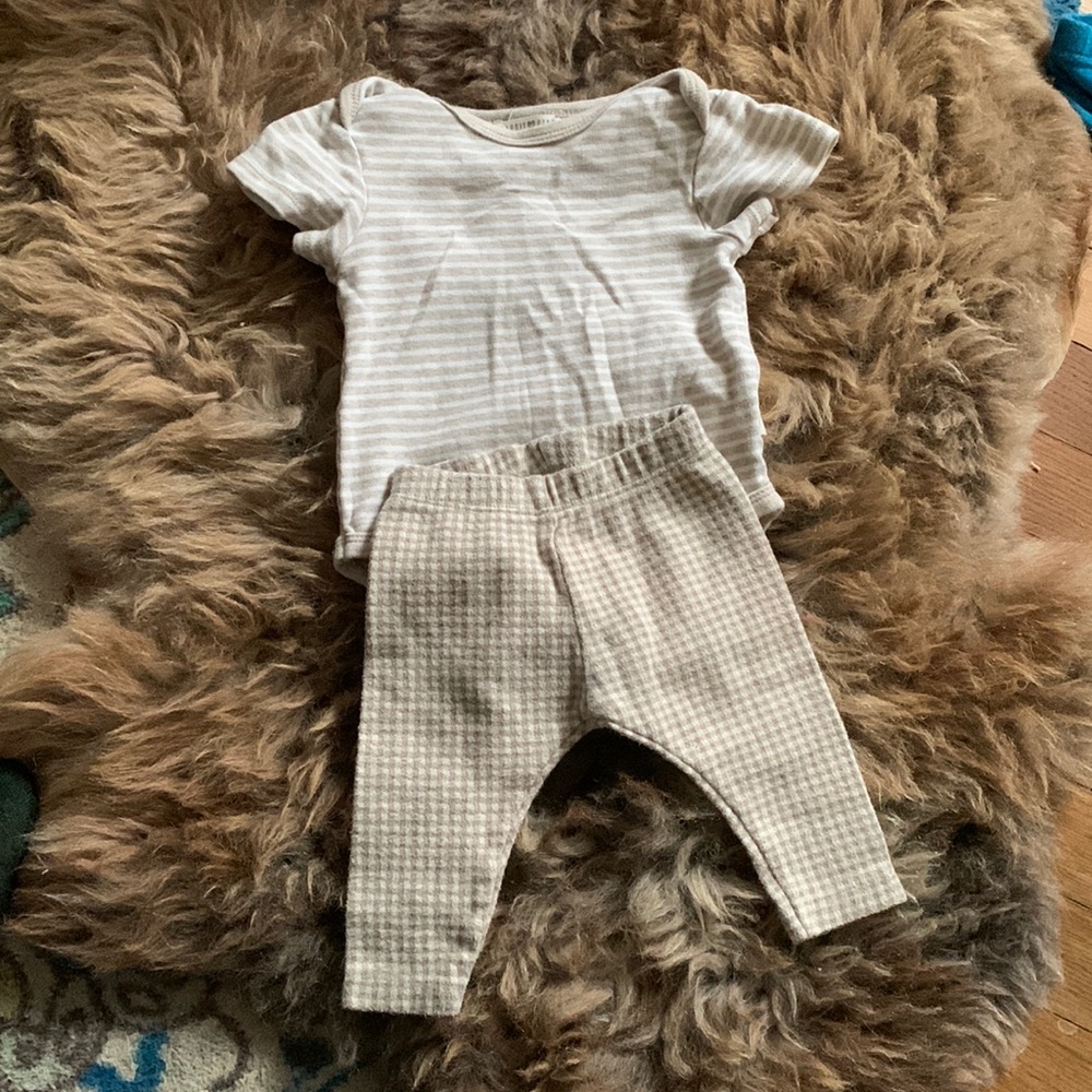 🪶Bundle🪶Rabbit and Bear Onesie & Zara Leggings 🌱nicely neutral 🌱